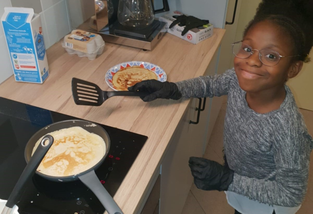 Kinderen koken voor ouderen in Wijkrestaurant